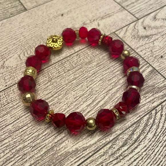 Red Crystal with gold details stretch bracelet, beaded festive, holiday - Picture 3 of 7